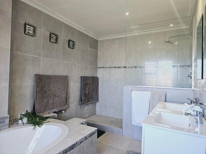 4 Bedroom Property for Sale in Kleinmond Western Cape